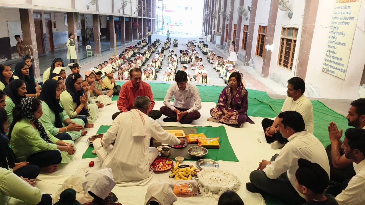 हवन और पूजन के साथ बिशना मल जैन सरस्वती विद्या मंदिर में नए सत्र का शुभारंभ